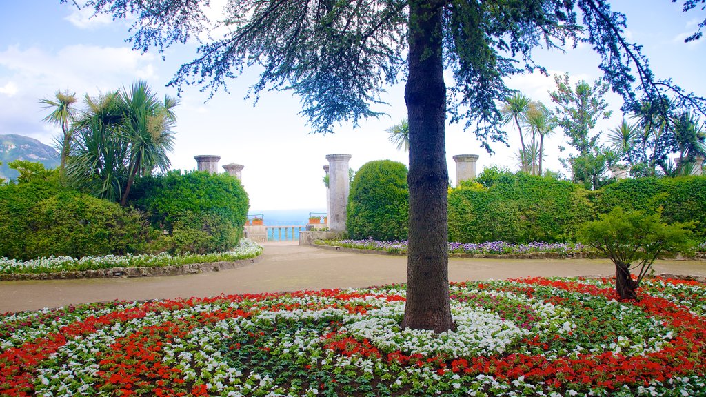 Villa Rufolo ofreciendo jardín y flores