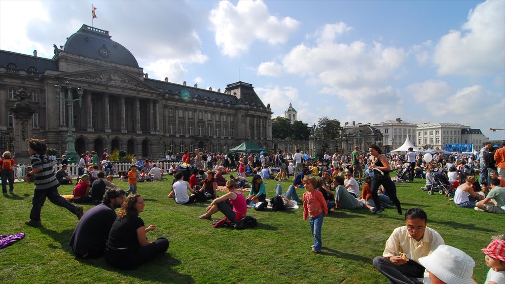 Brussel toont picknicken en een park en ook een grote groep mensen