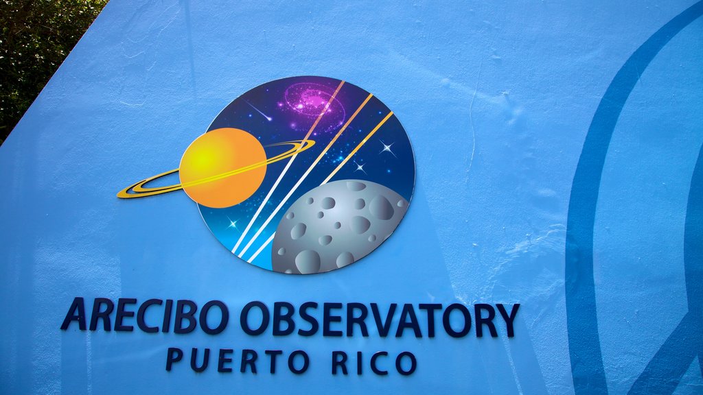 Arecibo-observaoriet som inkluderer skilt og observatorium