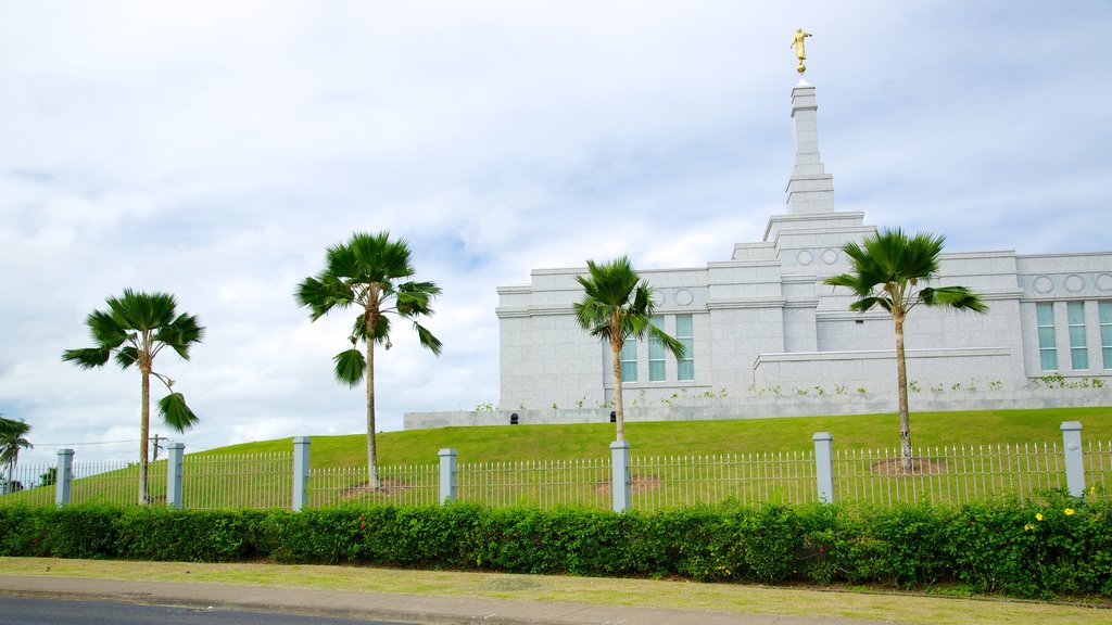 Suva ofreciendo elementos patrimoniales, un jardín y una iglesia o catedral