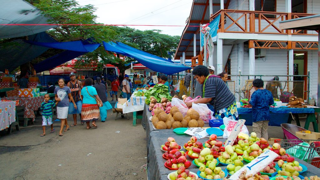 Suva featuring markets and street scenes as well as a large group of people