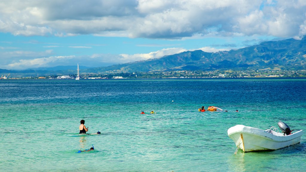 Fiji que incluye natación, botes y vista general a la costa