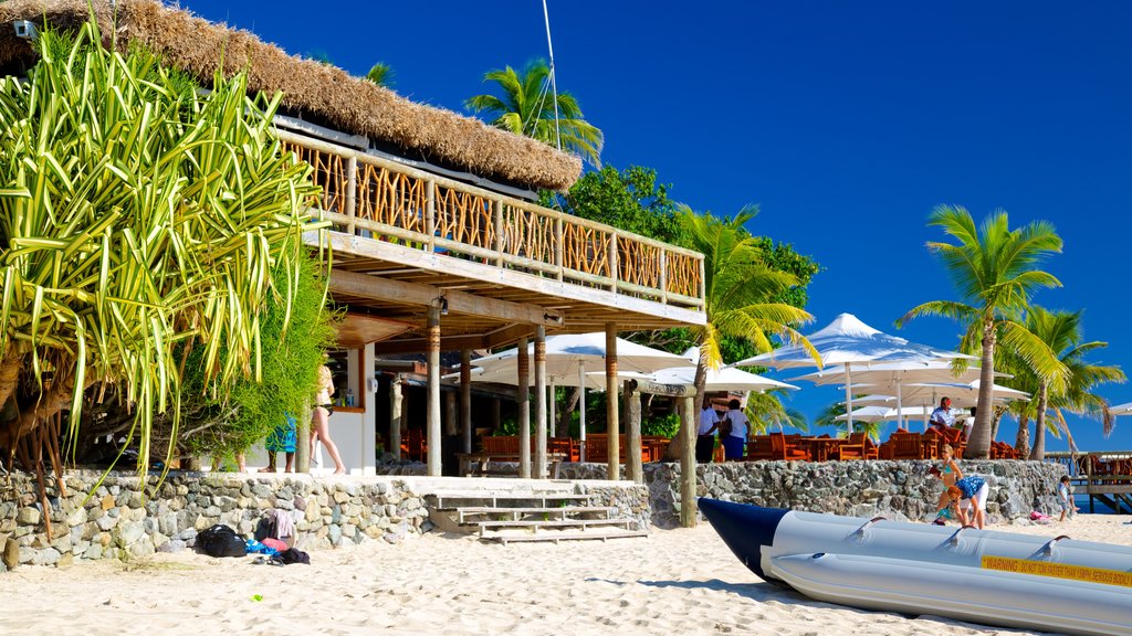 Castaway Island qui includes paysages tropicaux, une plage de sable et un hôtel ou un complexe de luxe