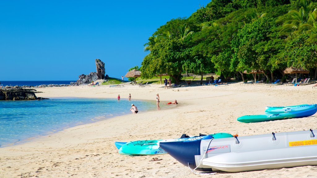 Isla Castaway que incluye una playa, kayaks o canoas y escenas tropicales