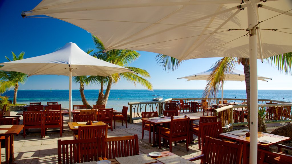 Isla Castaway ofreciendo vistas de una costa, un hotel o complejo turístico de lujo y escenas tropicales