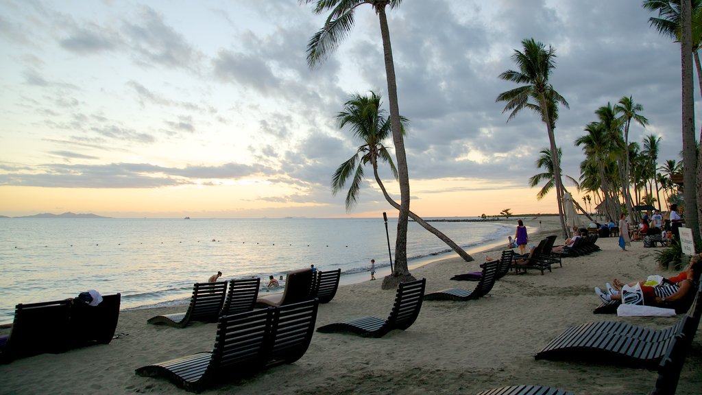 Nadi caracterizando cenas tropicais, uma praia e um pôr do sol