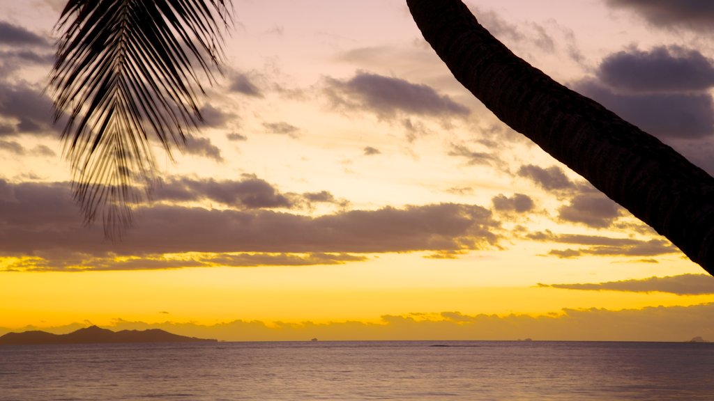 Nadi que incluye vistas de una costa, un atardecer y escenas tropicales