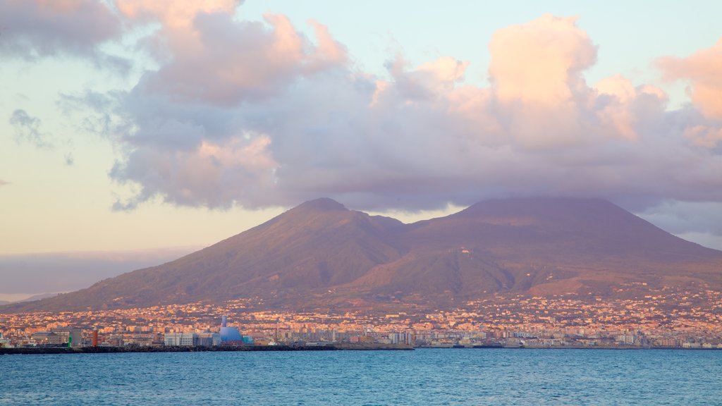 Monte Vesubio - Pompeya mostrando vistas generales de la costa, montañas y una ciudad