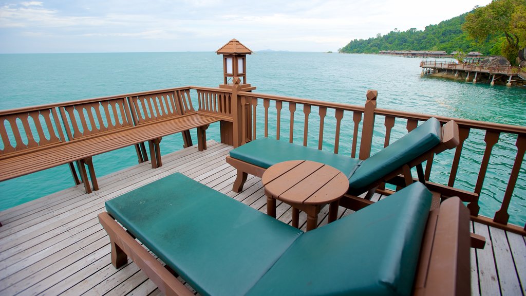 Pangkor Laut mostrando vistas generales de la costa y un hotel o resort de lujo