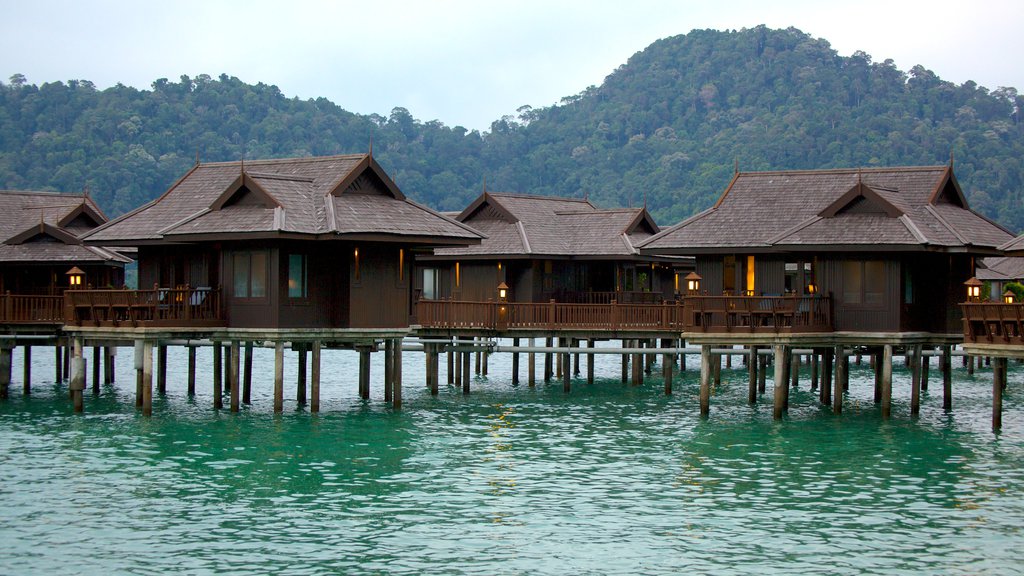 Pangkor Laut mostrando un hotel de lujo o resort y vista general a la costa