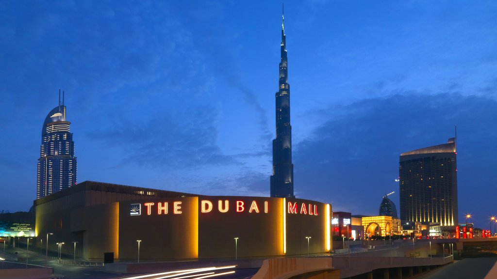 Shopping Center de Dubai mostrando uma cidade e cenas noturnas