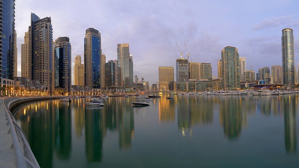 Puerto deportivo Dubai Marina mostrando botes, vista general a la costa y vista a la ciudad