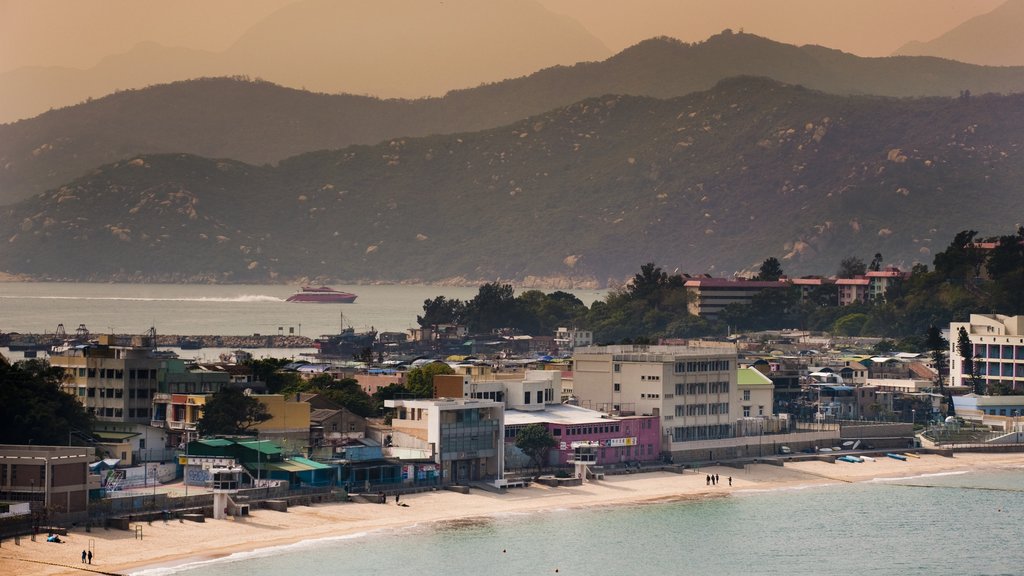 Cheung Chau mostrando uma praia de areia, um pôr do sol e uma cidade litorânea