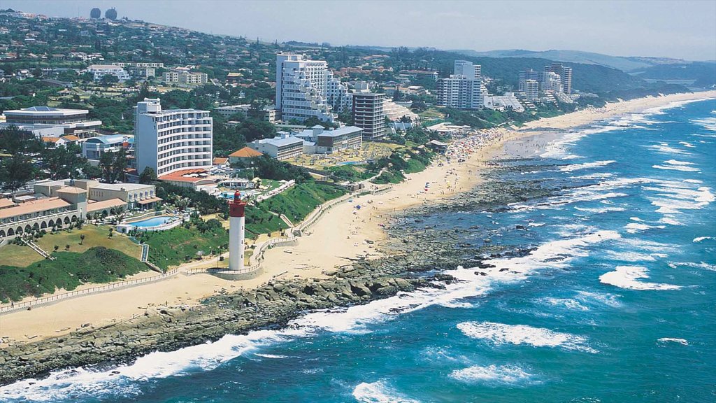 Durban som inkluderar ett lyxhotell, en strand och en kuststad