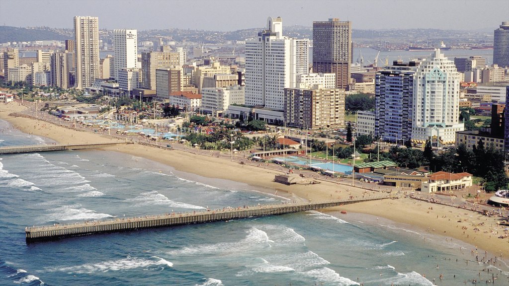 Durban ofreciendo una ciudad costera, una playa y vistas generales de la costa