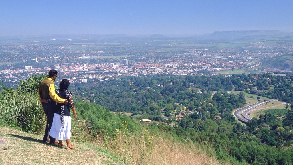 Pietermaritzburg som viser udsigt, vandring eller gåture og en by