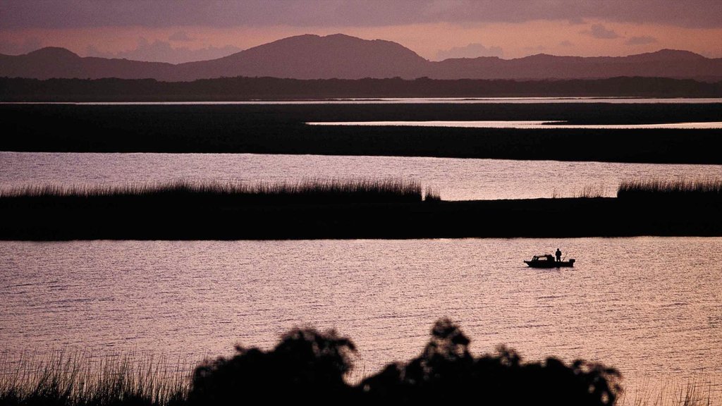 Parque Greater St Lucia Wetland ofreciendo paseos en lancha, una puesta de sol y humedales