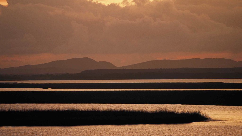 Hluhluwe que inclui montanhas, um pôr do sol e cenas tranquilas