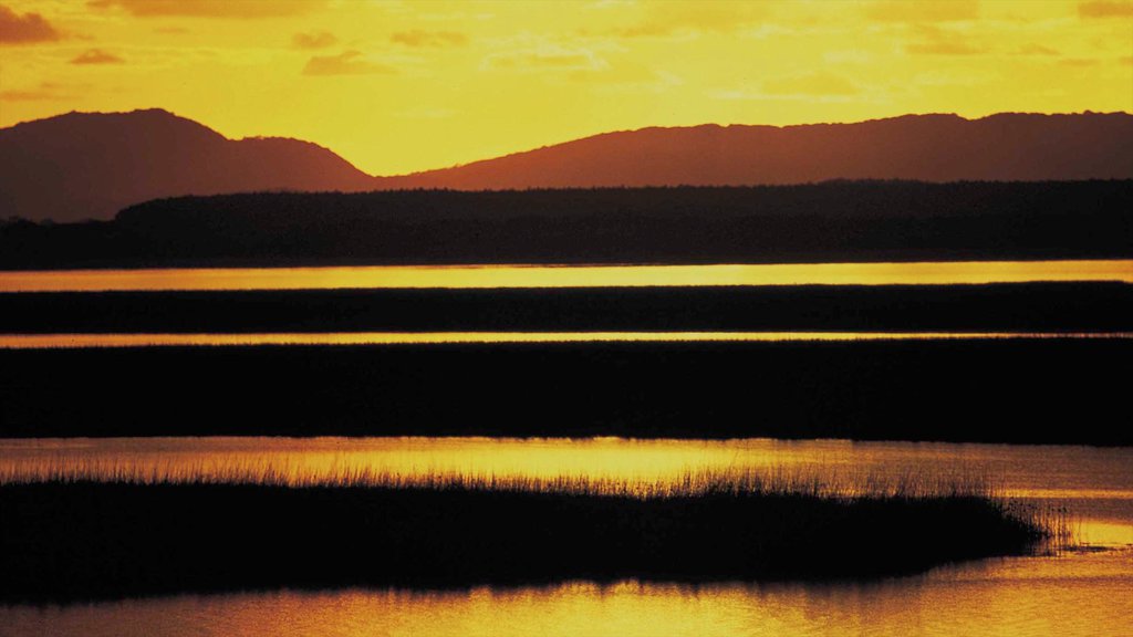 Hluhluwe que incluye vista panorámica, un atardecer y pantano