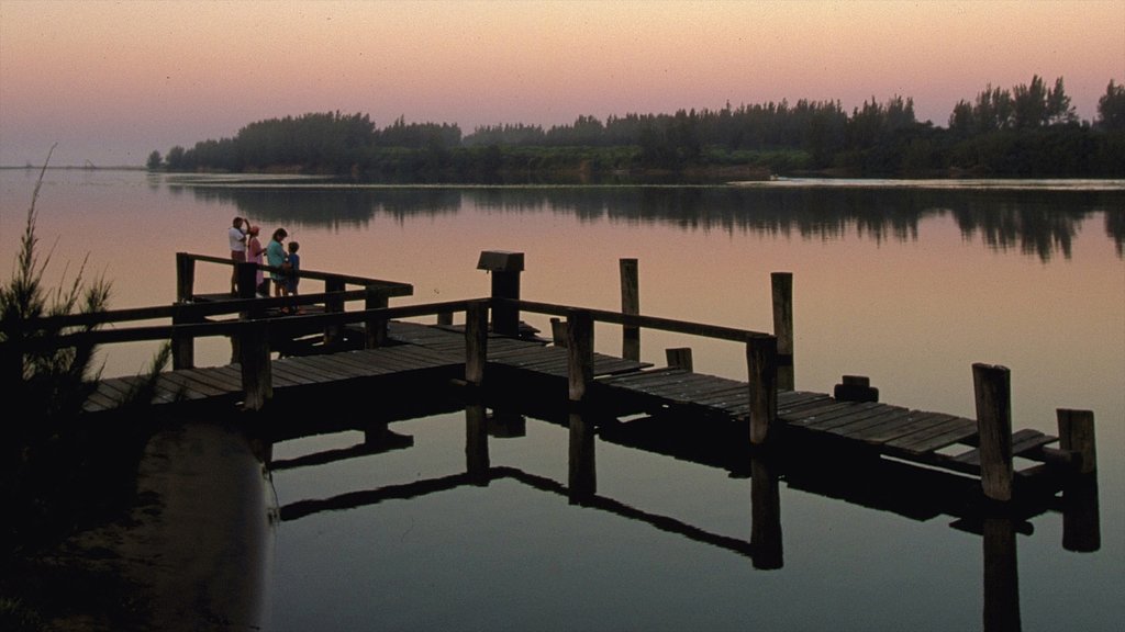 Hluhluwe johon kuuluu suo, auringonlasku ja joki tai puro