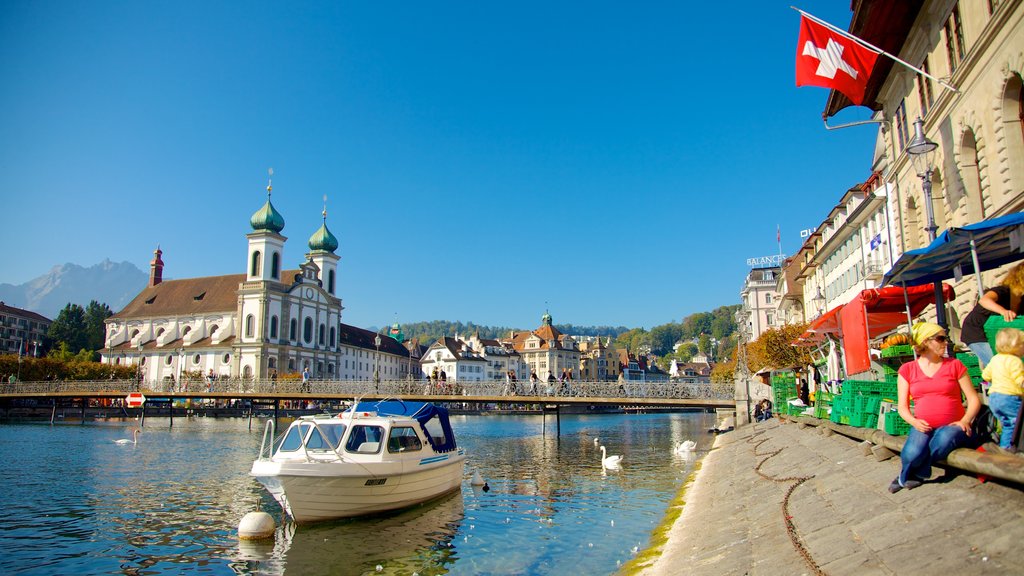 Città vecchia di Lucerna che include fiume o ruscello, chiesa o cattedrale e ponte