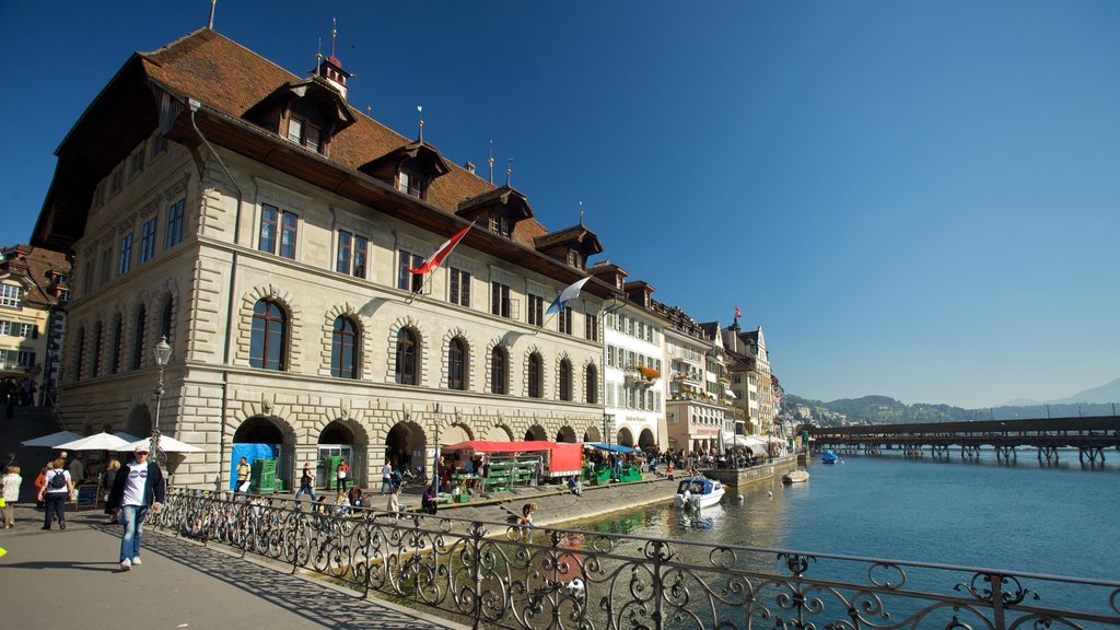 Casco antiguo de Lucerna que incluye imágenes de calles, un río o arroyo y arquitectura patrimonial