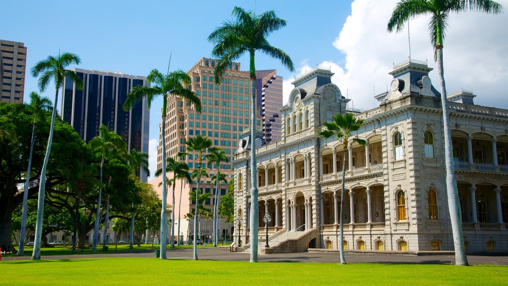 Iolani Palace, Honolulu, Hawaii, De forente stater som inkluderer sentralt businessområde, moderne arkitektur og slott