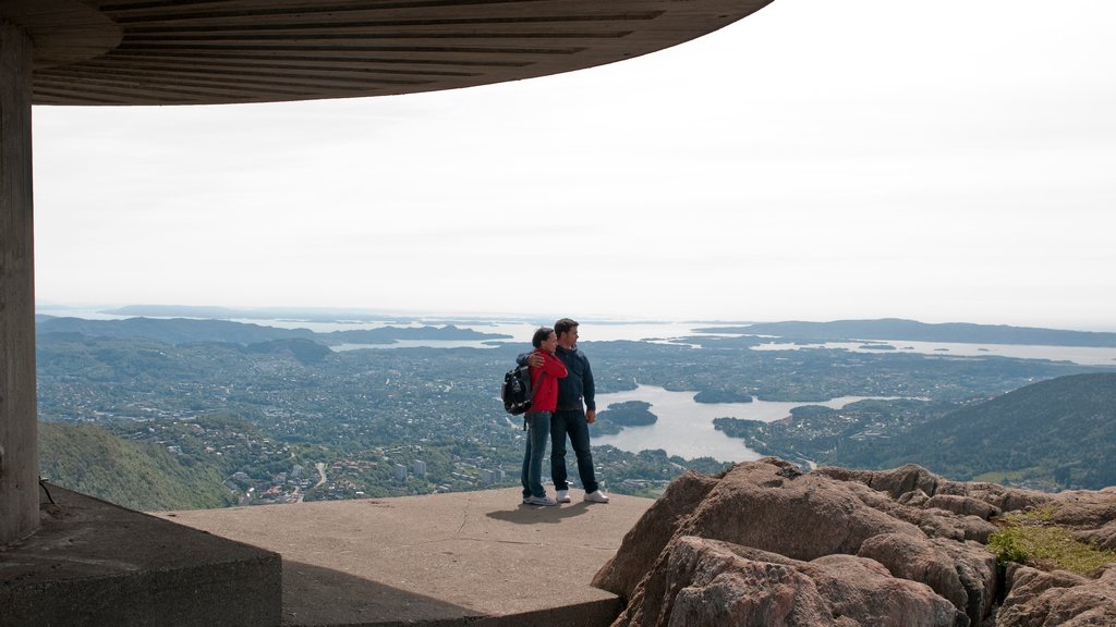 Bondinho de Ulriken caracterizando paisagens assim como um casal