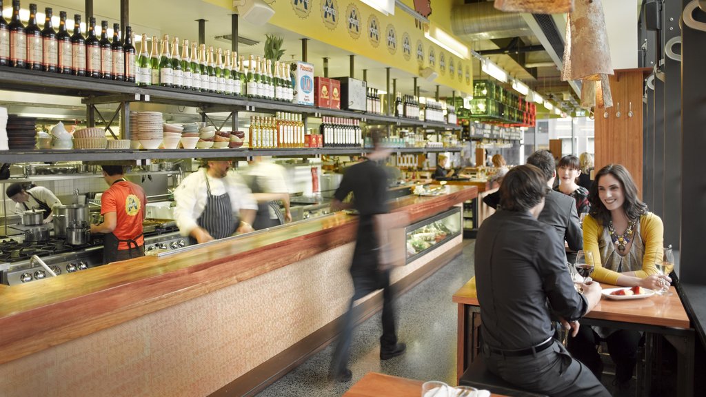 Bourke Street Mall que incluye vistas interiores, un bar y estilo de vida de café