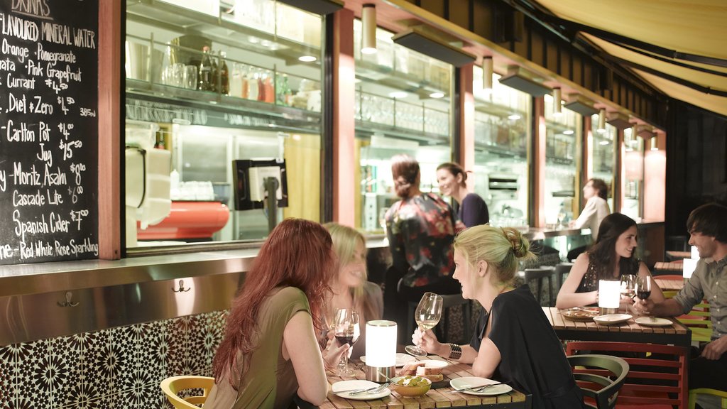 Bourke Street Mall mostrando escenas de café, restaurantes y vista interna