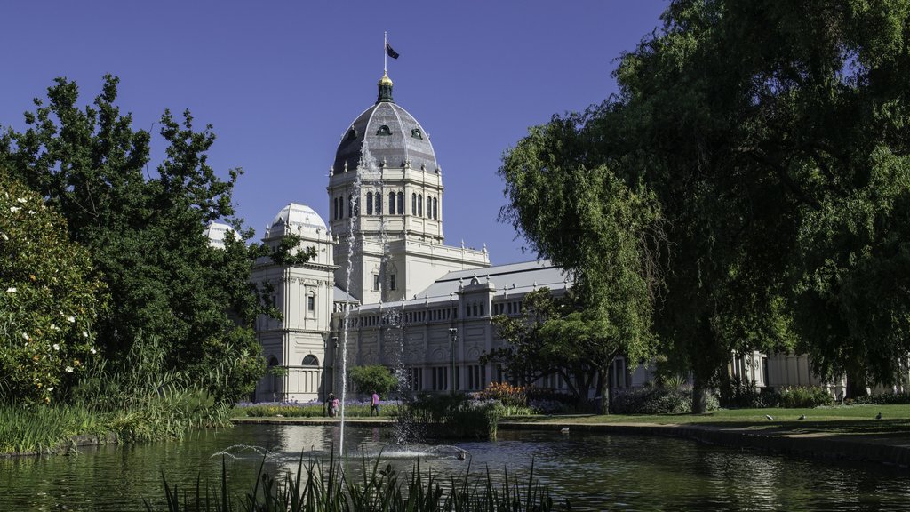 Jardins de Carlton mostrando um rio ou córrego, uma fonte e um jardim