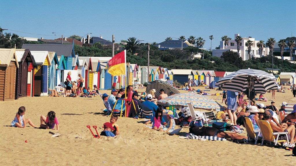 Plage de Brighton montrant une plage de sable aussi bien que un grand groupe de personnes