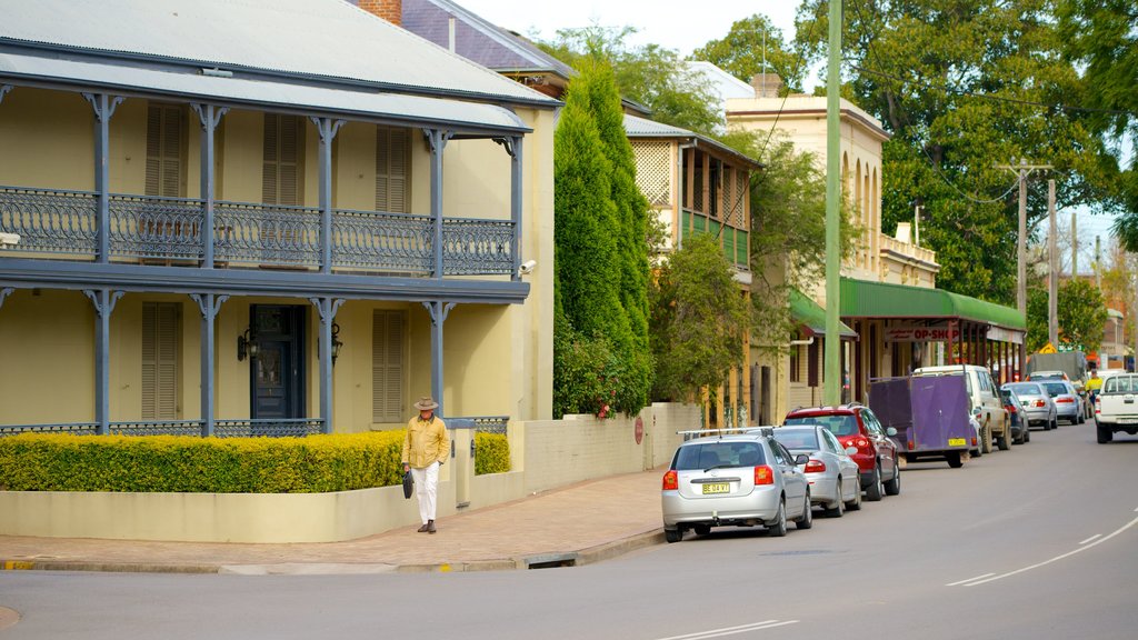 Singleton qui includes scènes de rue et une petite ville ou un village aussi bien que un homme seul