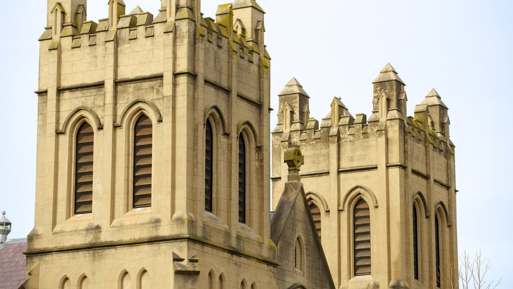 Singleton mostrando arquitetura de patrimônio, uma igreja ou catedral e elementos religiosos