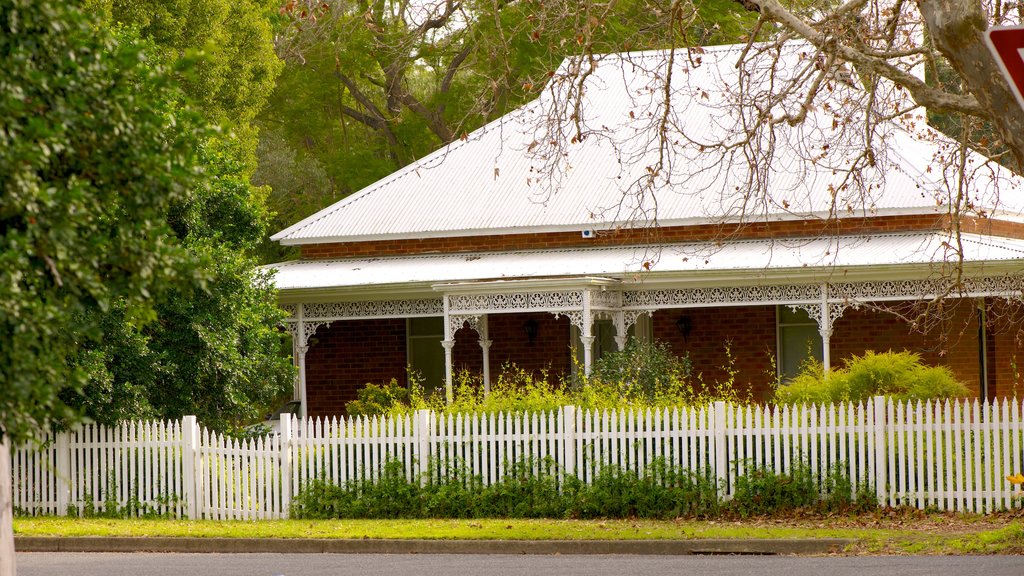 Singleton qui includes une petite ville ou un village et une maison