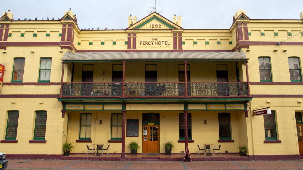 Singleton showing signage, heritage architecture and a hotel