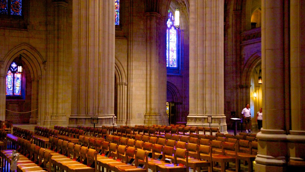 Washingtons nationalkatedral som omfatter interiør, en kirke eller en katedral og religiøse elementer