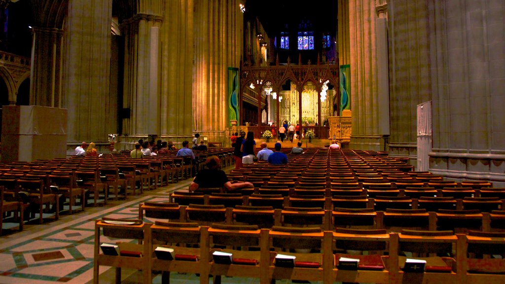 Catedral de Washington mostrando elementos religiosos, vistas internas e uma igreja ou catedral