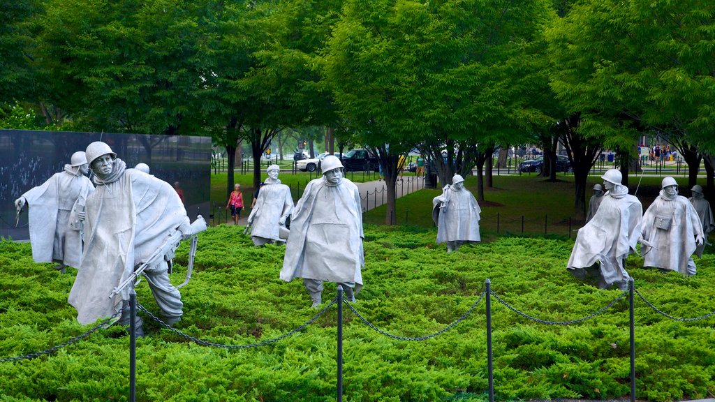 Monumento a los Veteranos de la Guerra de Corea mostrando artículos militares, un monumento y un jardín