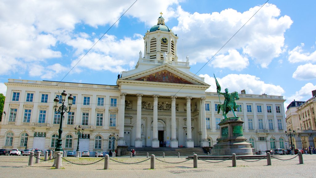 Royal Palace of Brussels showing a statue or sculpture, heritage architecture and a square or plaza