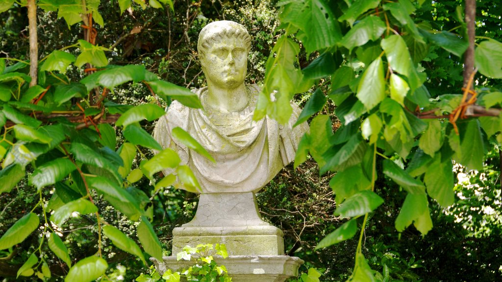 Parque de Bruselas ofreciendo una estatua o escultura y jardín