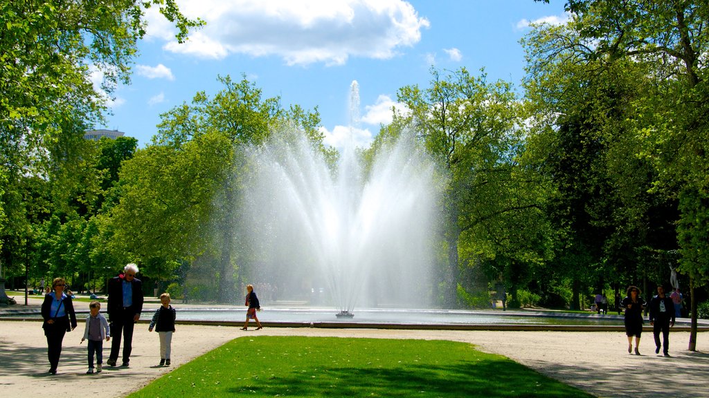 Parque de Bruselas que incluye un parque, un estanque y una fuente