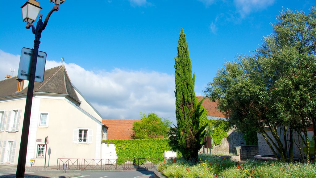 Roissy-en-France ofreciendo una pequeña ciudad o aldea y una casa