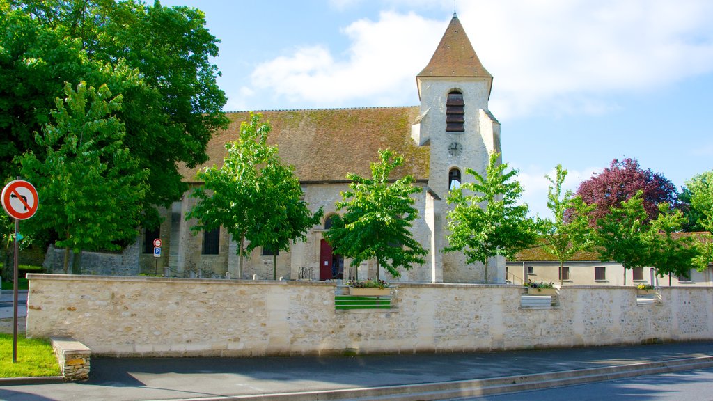 Roissy-en-France showing a small town or village