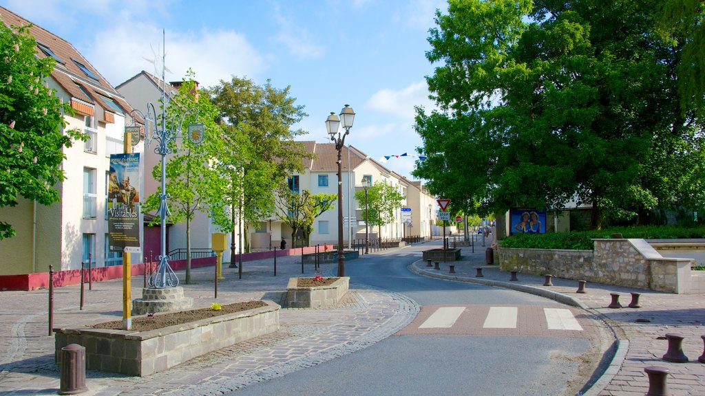 Roissy-en-France ofreciendo una pequeña ciudad o pueblo y escenas urbanas