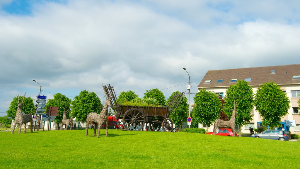 Roissy-en-France toont kunst in de open lucht en een klein stadje of dorpje