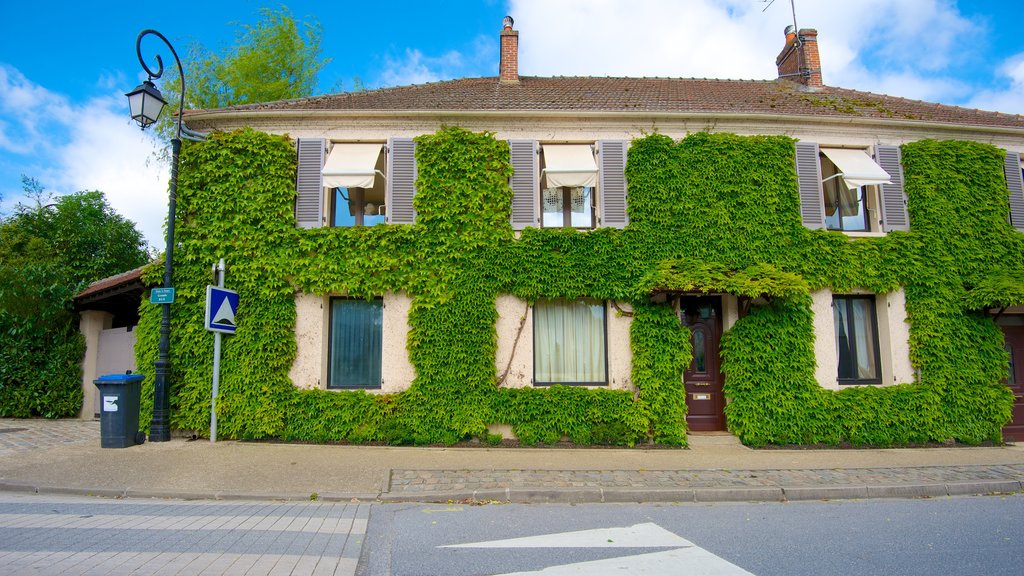 Magny-le-Hongre ofreciendo una casa y una pequeña ciudad o pueblo