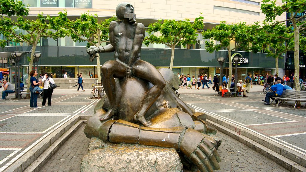 Hauptwache que incluye una ciudad, una estatua o escultura y arte al aire libre