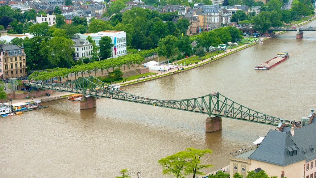 Frankfurt que inclui uma cidade, um rio ou córrego e uma ponte