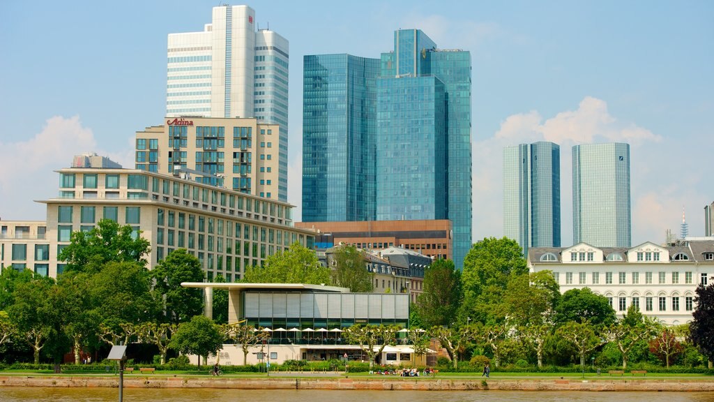 Frankfurt caracterizando uma cidade e distrito comercial central